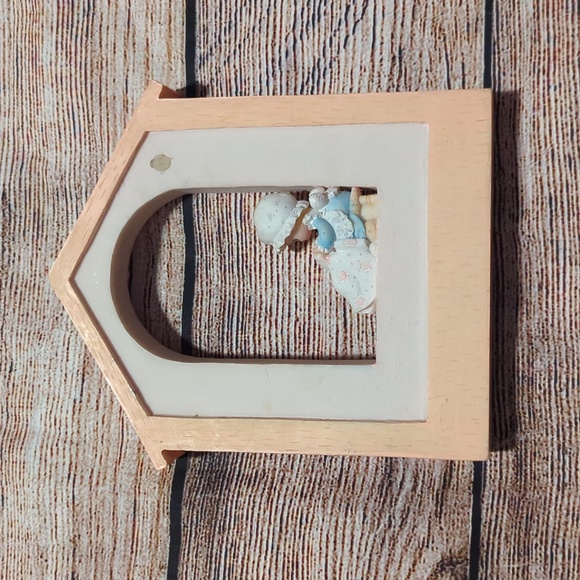 Precious Moments "Love Covers All" Decor - Picture 2 of 3